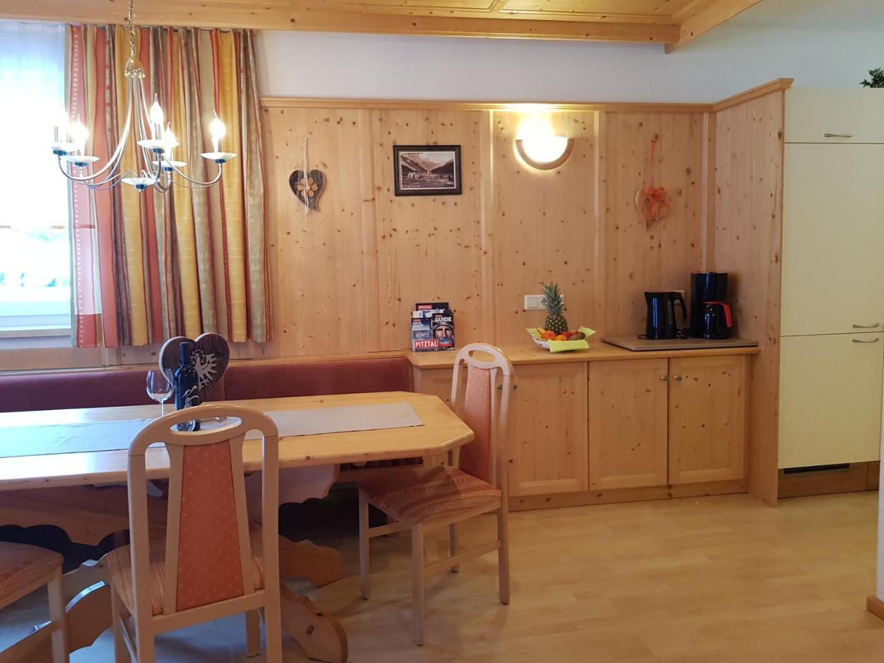 Alpina Appartement Sankt Leonhard im Pitztal Esterno foto